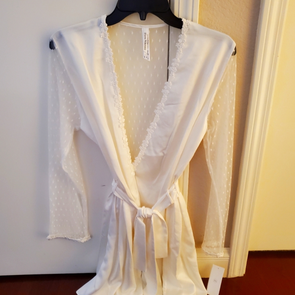 Flora Nikrooz. White robe. Size Small.